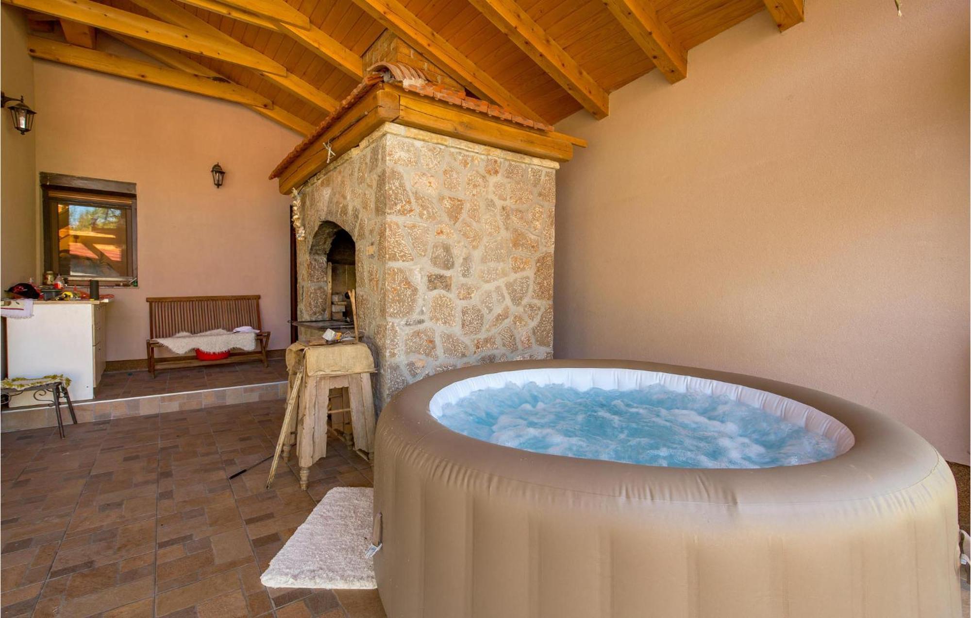 Amazing Home In Vrzici With Jacuzzi Экстерьер фото